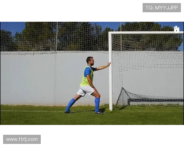 踮脚拍照的足球明星展现独特魅力与个性风采的背后故事