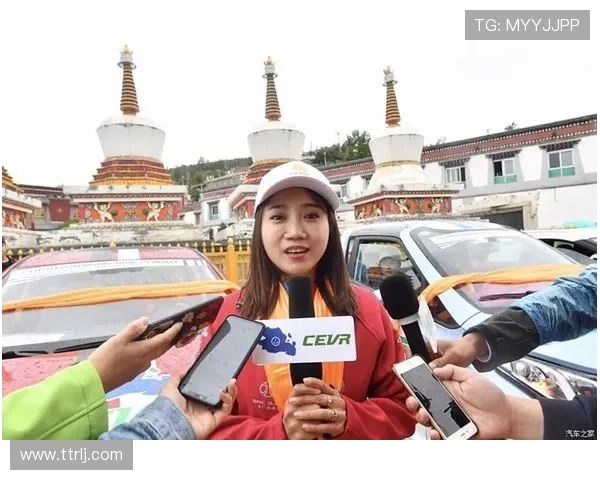足球明星齐聚中国祈福图展现团结与希望的美好愿景