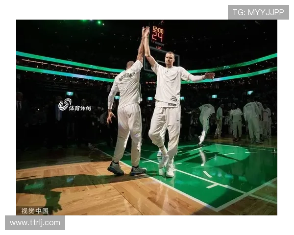 足球巨星挑战扣篮大赛展现惊人弹跳力与运动天赋的精彩对决